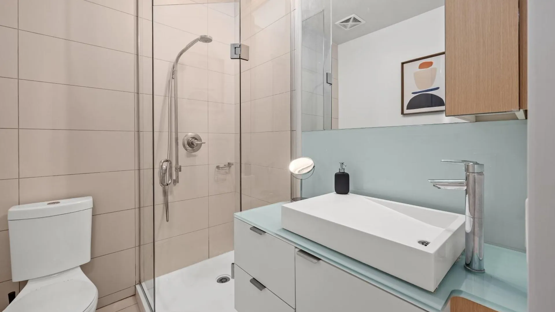 Lovely 1 Bedroom Suite,Gym,Pool, Mtcc, Cn Tower Toronto Apartment