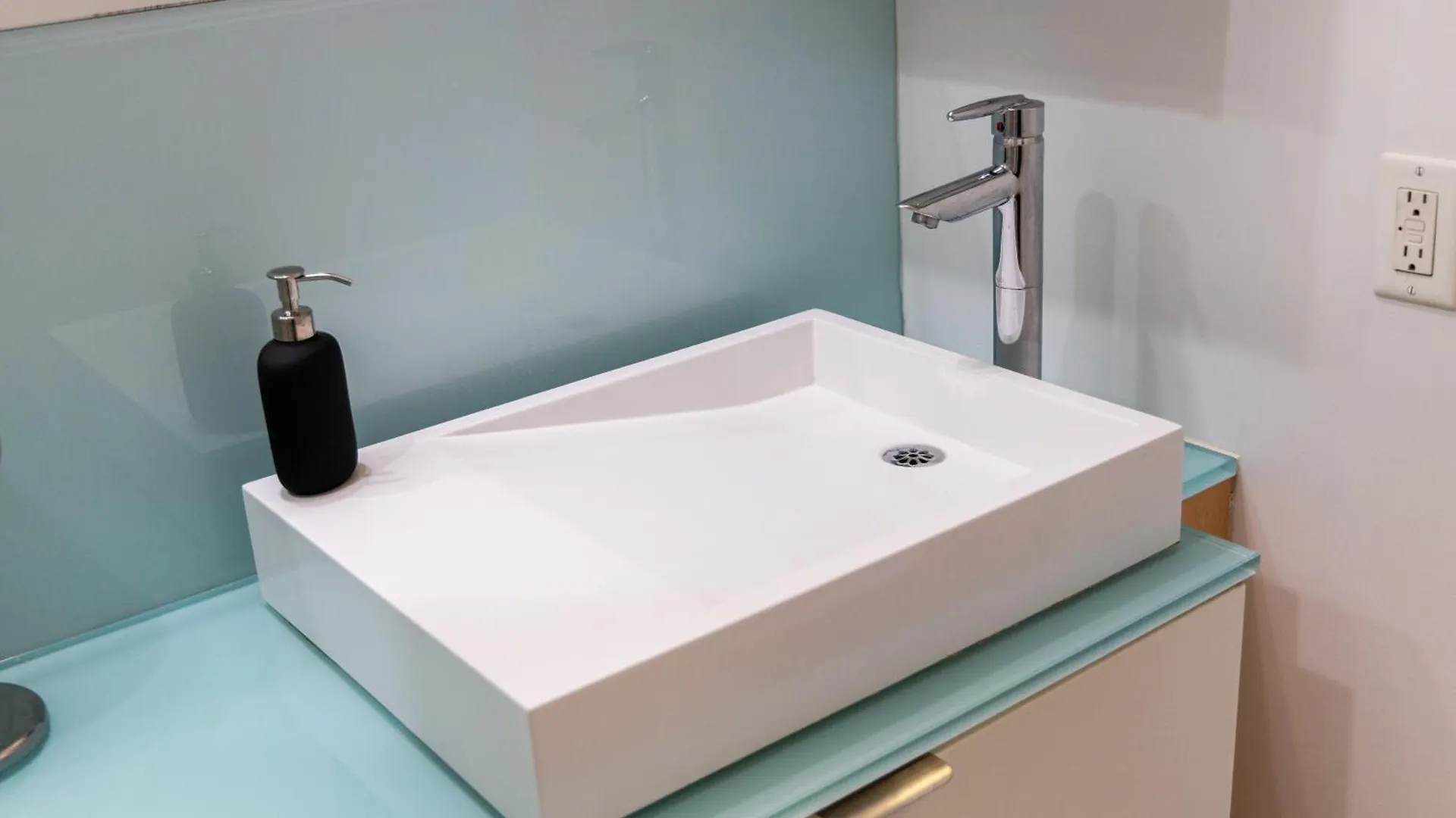 Lovely 1 Bedroom Suite,Gym,Pool, Mtcc, Cn Tower Toronto 0*,  Kanada